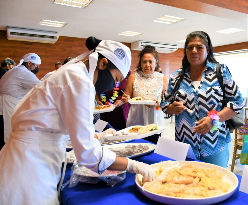 Presentación gastronómica de los estudiantes de Universidad Hipócrates