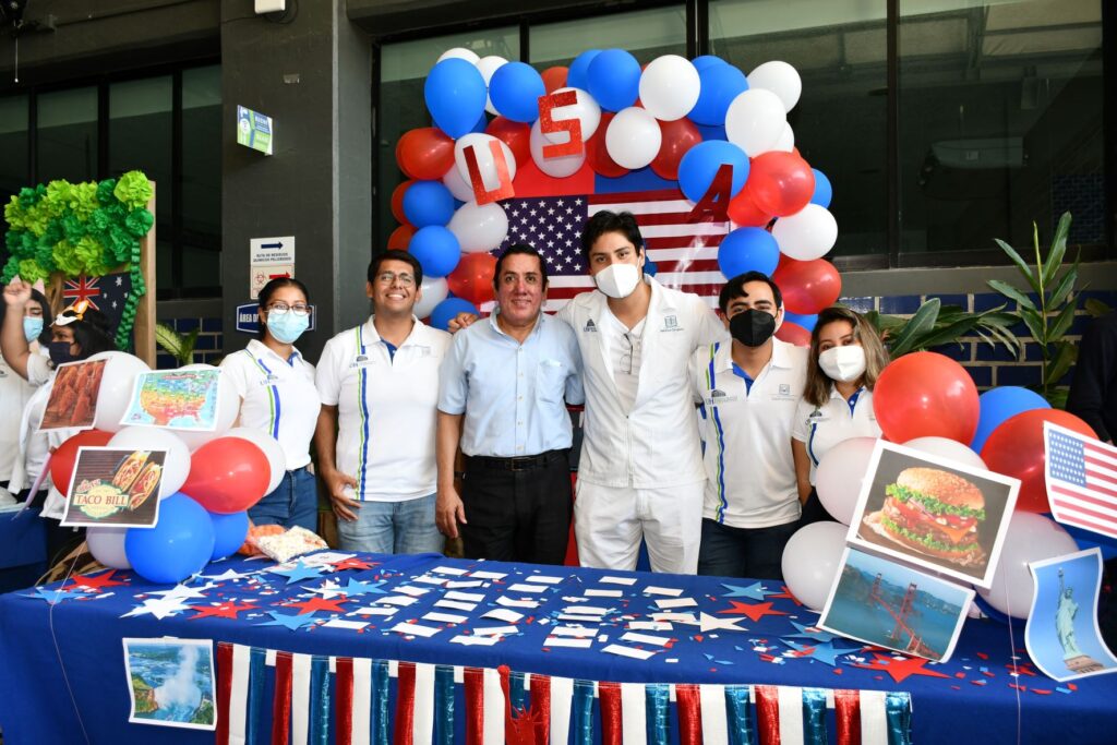 Estudiantes de Universidad Hipócrates en la Feria World Traveler