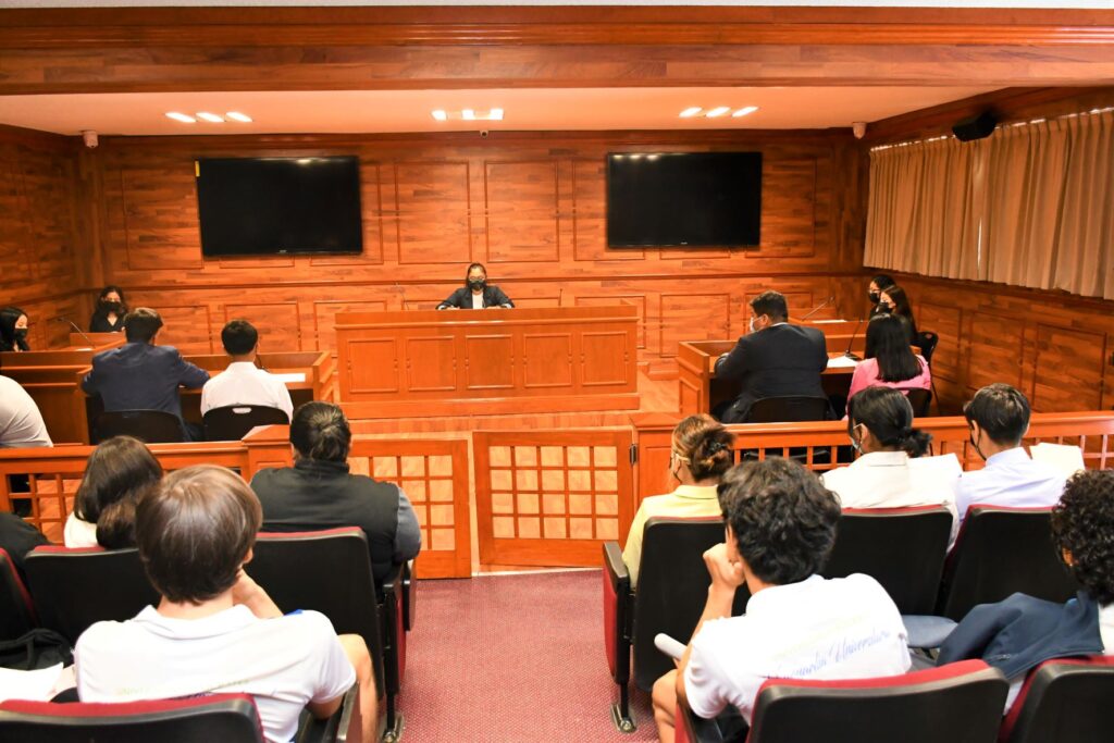 Estudiantes de la Preparatoria Hipócrates realizan una simulación de audiencia