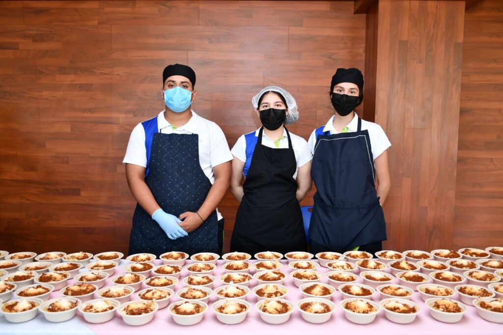 Estudiantes de la Preparatoria Hipócrates en degustación gastronómica