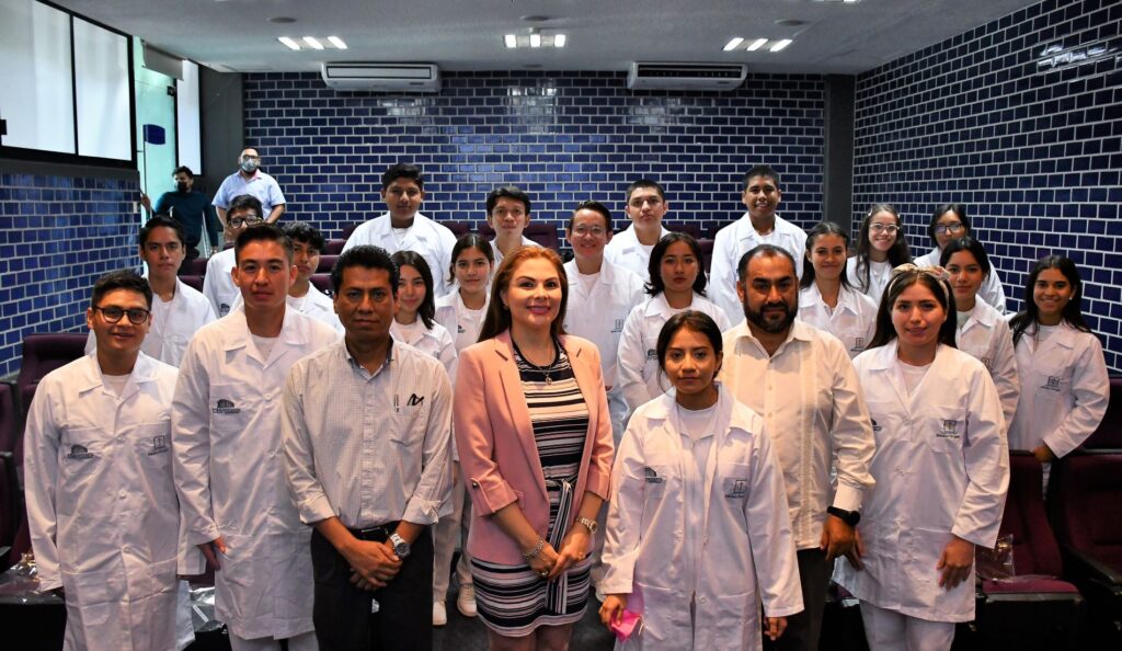 Ceremonia de batas a estudiantes de nuevo ingreso de Medico Cirujano