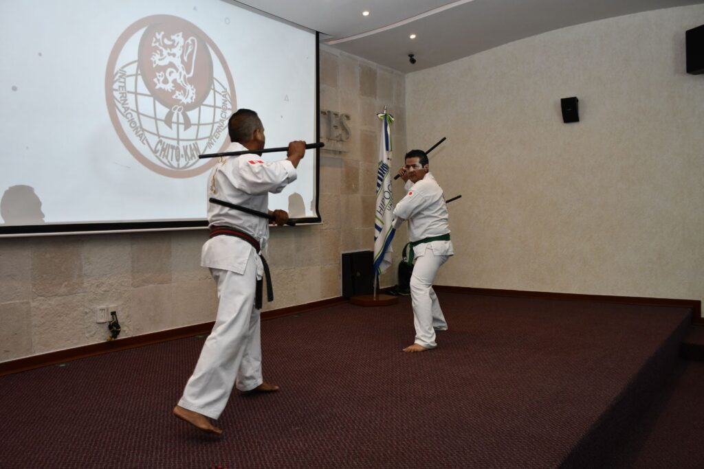 Demostración de artes marciales en la Universidad Hipócrates