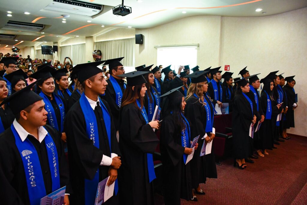 Graduación de estudiantes de licenciaturas Ejecutivas y de Posgrados