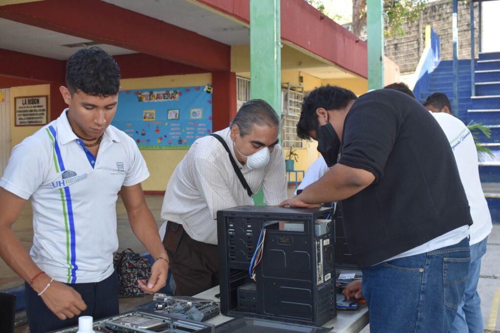 Estudiantes de Hipócrates realizan mantenimiento de equipos de computo