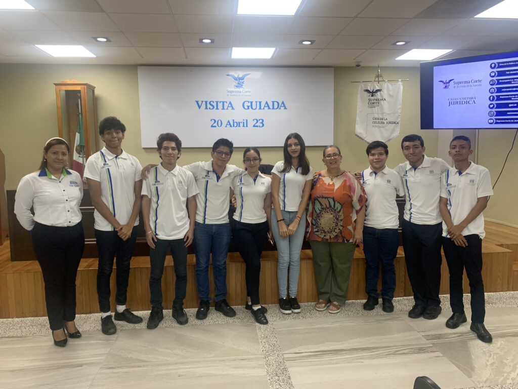 Estudiantes en la visita guiada a la Casa de la Cultura Jurídica en Acapulco