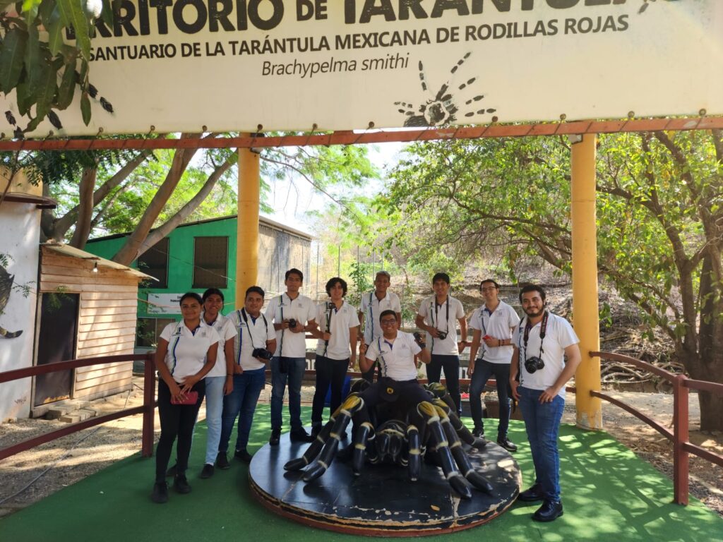 Practica fotográfica de estudiantes UH en el Tarantulario “Aracneé”