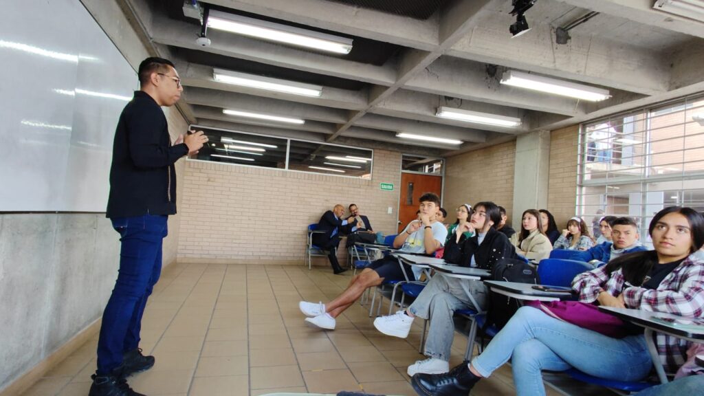 Docente de la Universidad Hipócrates realiza estancia académica en Colombia