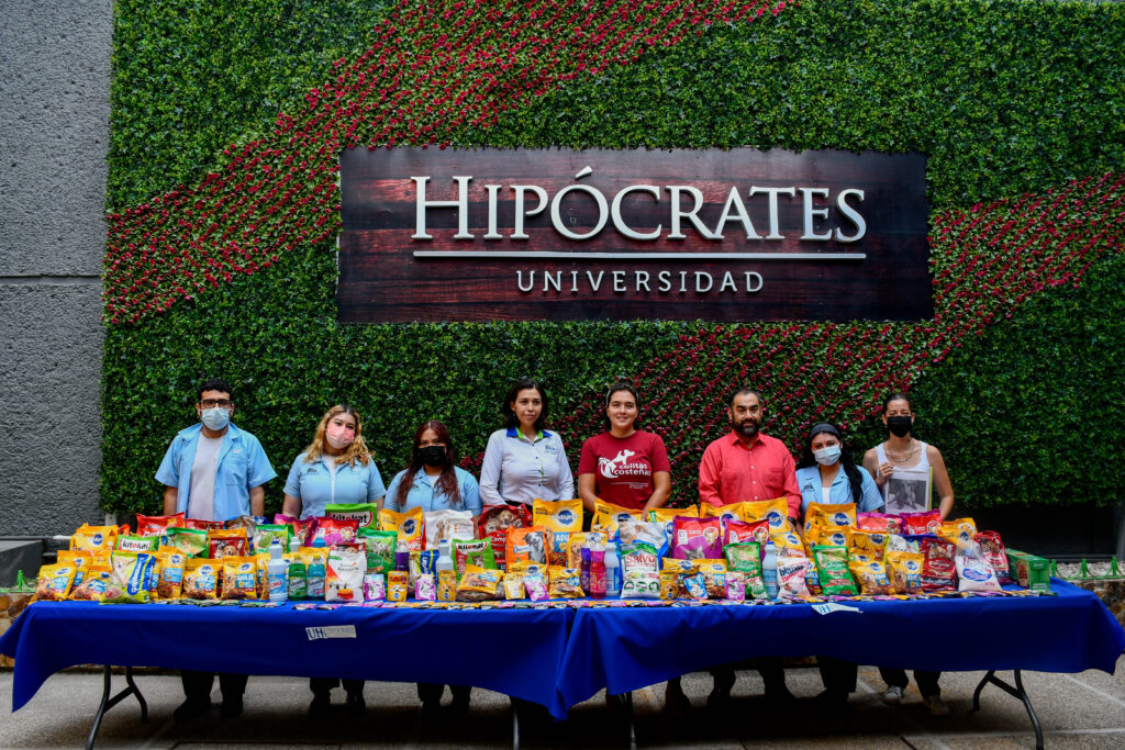 UH dona alimentos para perros y gatos al albergue "Colitas Costeñas"