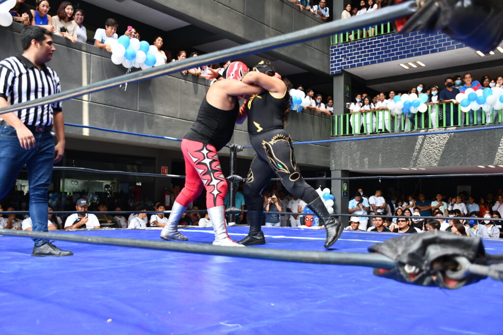 Lucha libre en el 37 aniversario de la Universidad Hipócrates