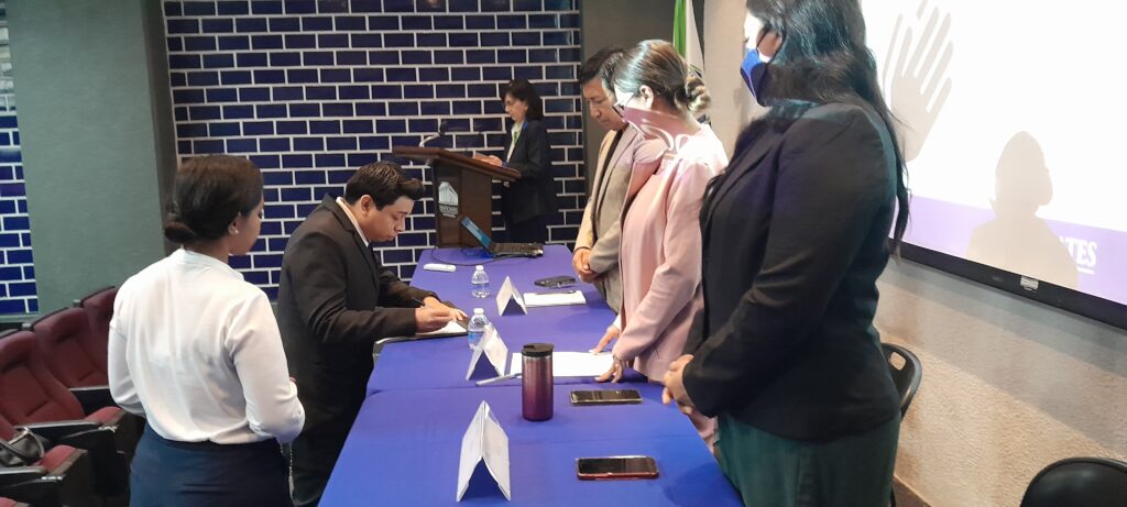 Jornada de exámenes profesionales en la Universidad Hipócrates