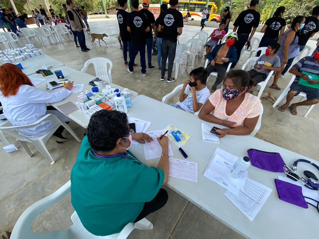 Brigada por estudiantes de Meedicina de la Universidad Hipócrates