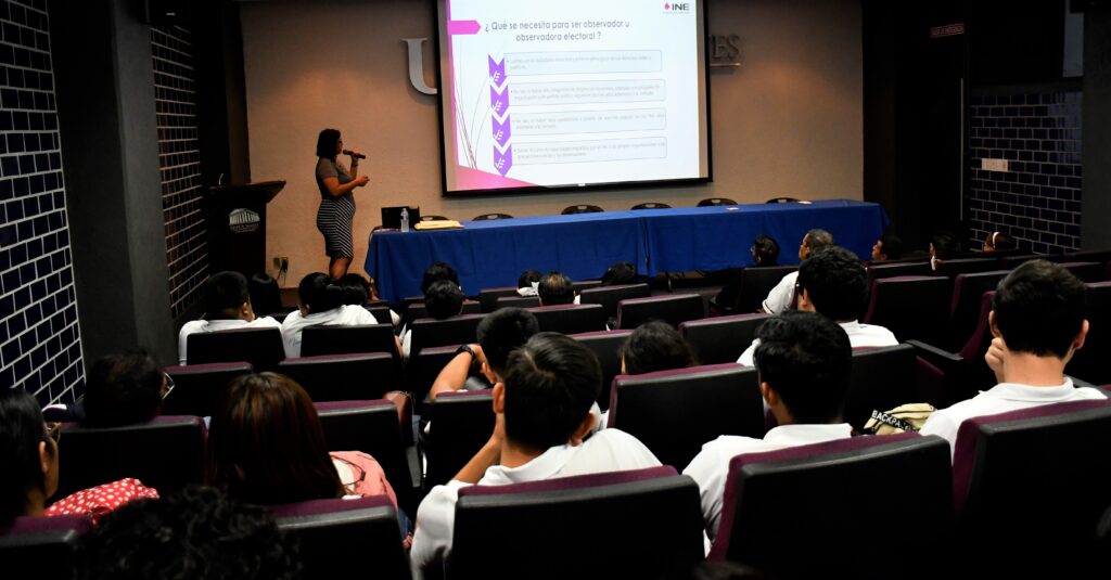 Conferencia electoral para los estudiantes de la Universidad Hipócrates