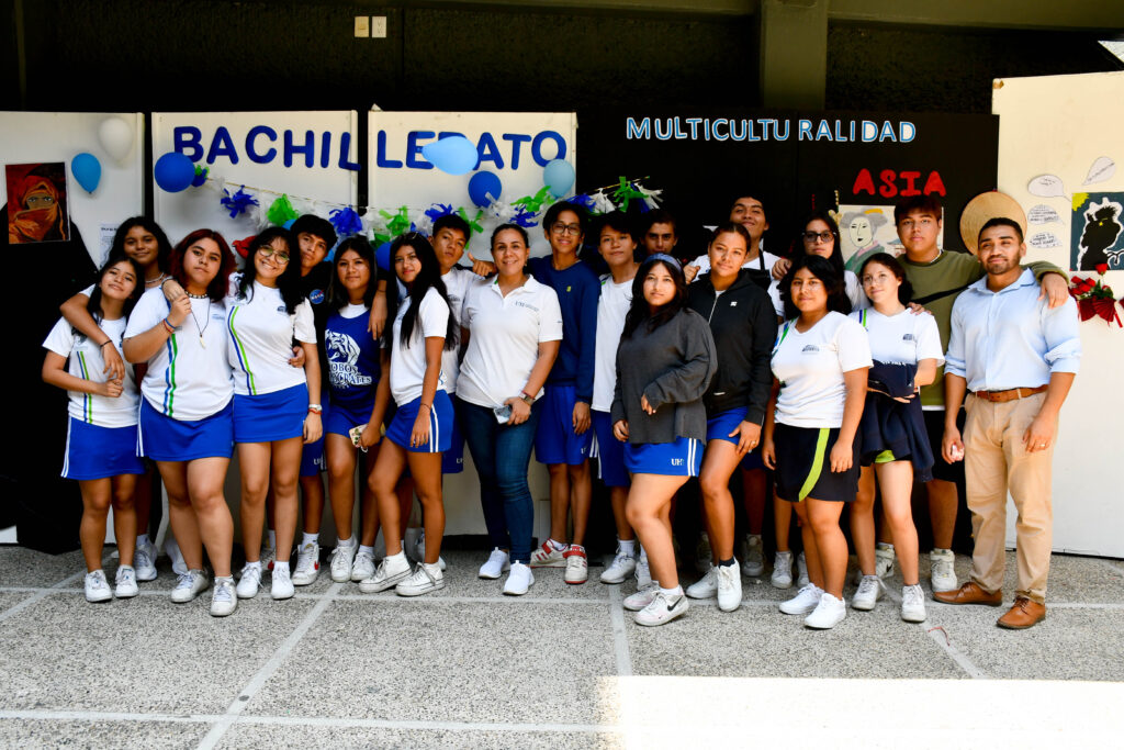 Estudiantes de la Preparatoria Hipócrates en actividades académicas
