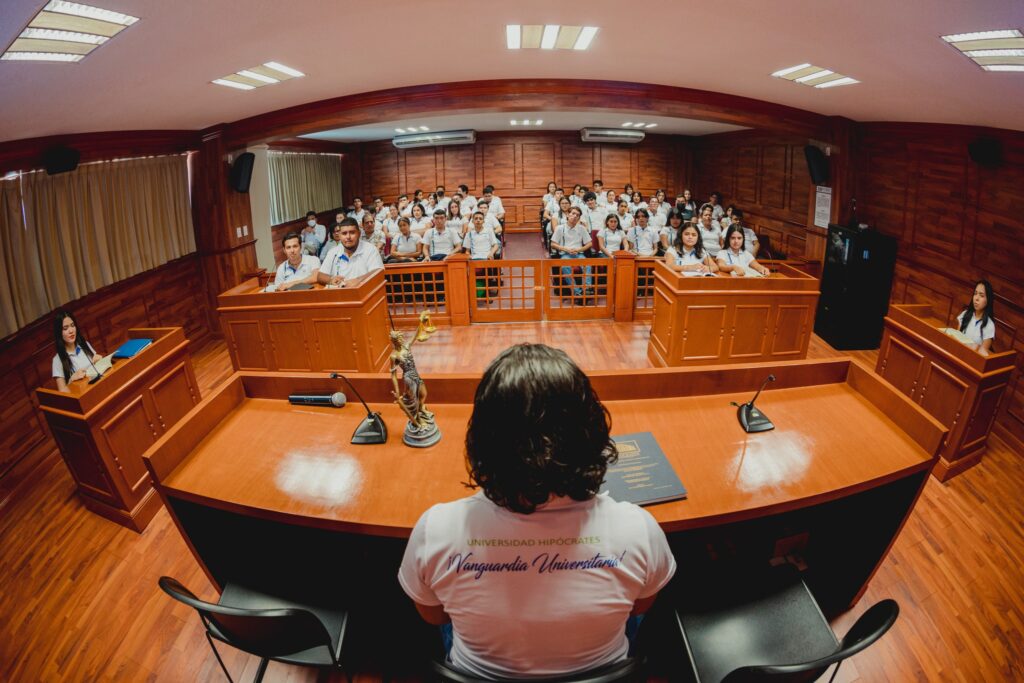 Estudiantes de Derecho en sala de Juicios Orales Universidad Hipócrates