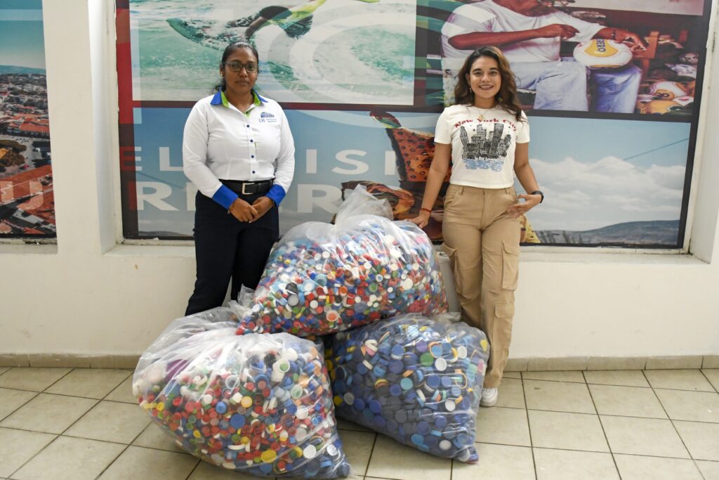 La Universidad Hipócrates dona 80 kilos de tapas de plástico