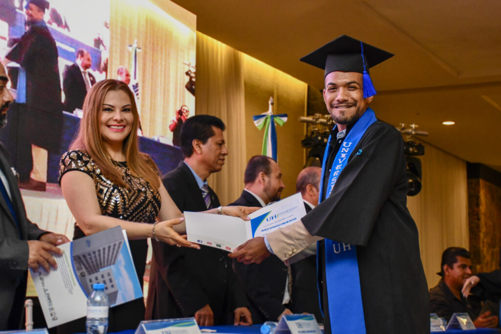 La Universidad Hipócrates entrega profesionistas competentes