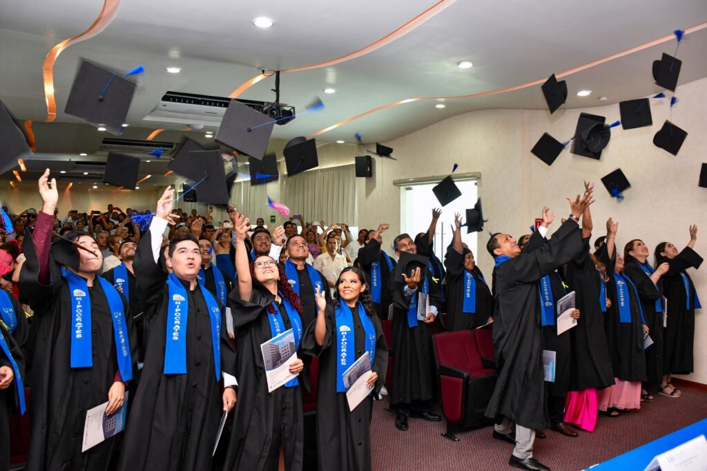 Ceremonia de clausura para estudiantes de Licenciaturas Semiescolarizadas