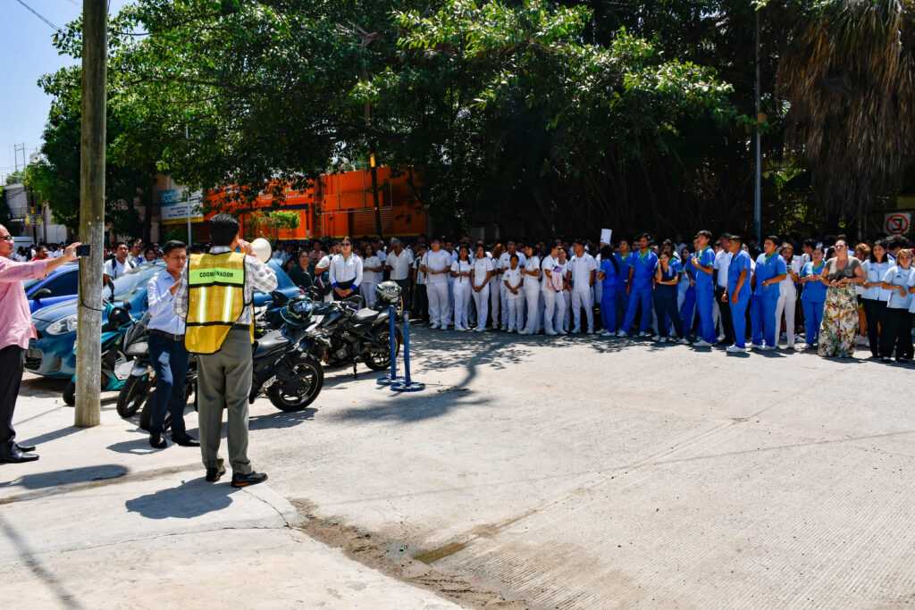 Estudiantes de la Universidad Hipócrates en el Segundo simulacro Nacional