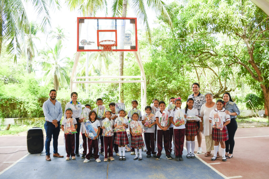 Entrega de útiles a los niños de la comunidad de Ejido Viejo
