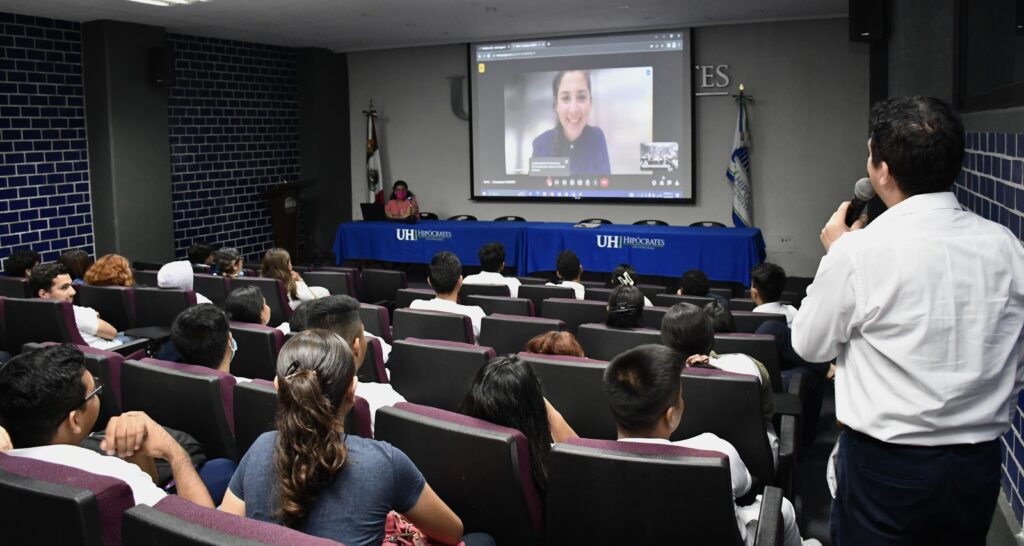 Estudiantes en el festival de cine en Universidad Hipócrates
