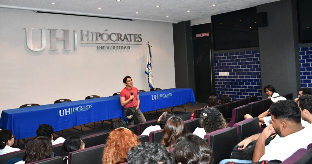 Platica con los estudiantes en el Cineclub de la Universidad Hipócrates