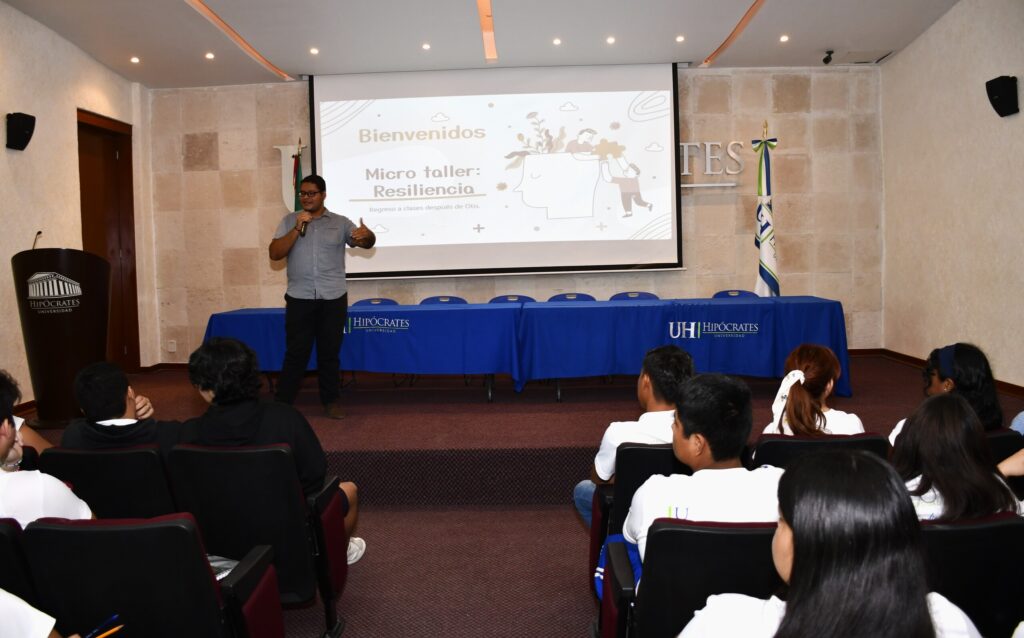 Platica con los estudiantes de preparatoria en su regreso a clases