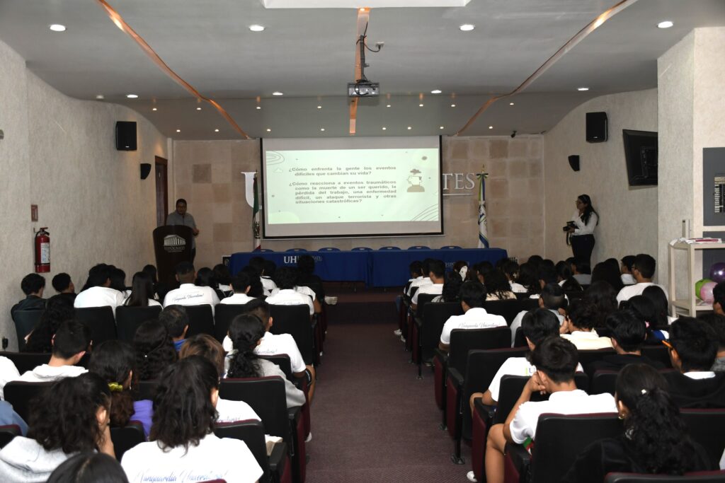 Apoyo emocional a los estudiantes de preparatoria en su regreso a clases