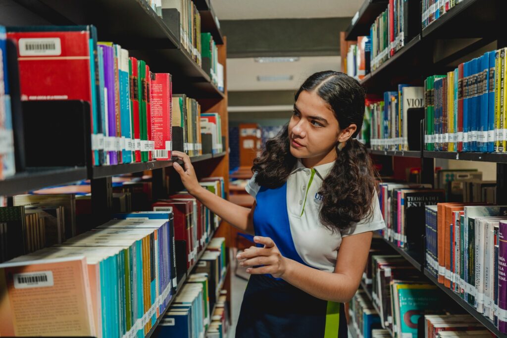 Bibliotecas llenas de conocimiento en Universidad Hipócrates