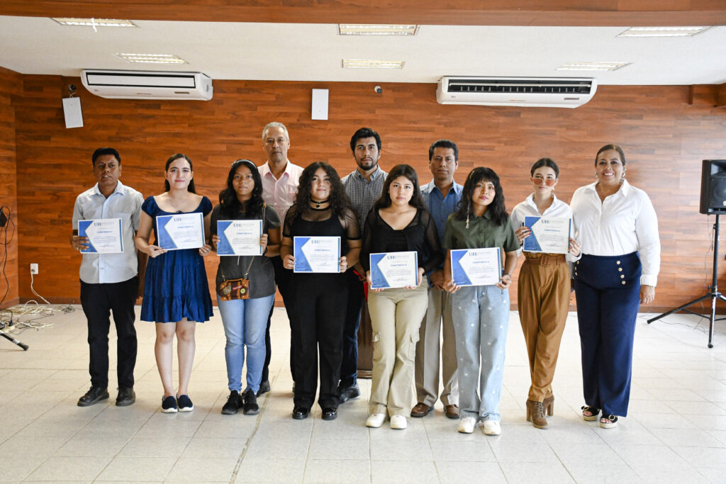 Exposición colectiva de los estudiantes de la Universidad Hipócrates del taller de Dibujo y Artes Plásticas