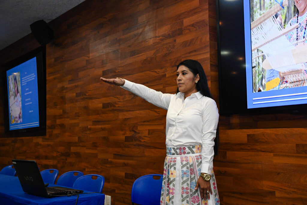 Karla Yazmín Flores Bello realizó su examen profesional