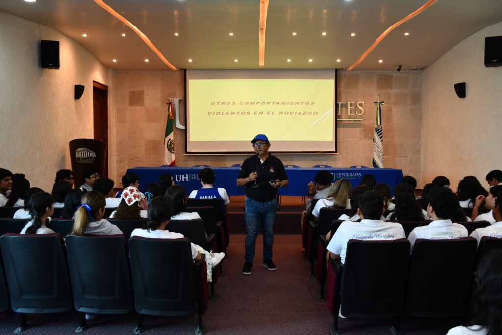 Estudiantes de la Prepa Hipócrates asisten a conferencia sobre violencia durante el noviazgo