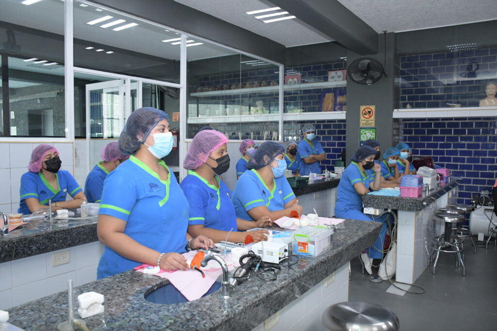 Difusión de información científica relevante en el campo de la salud bucal en la Universidad Hipócrates
