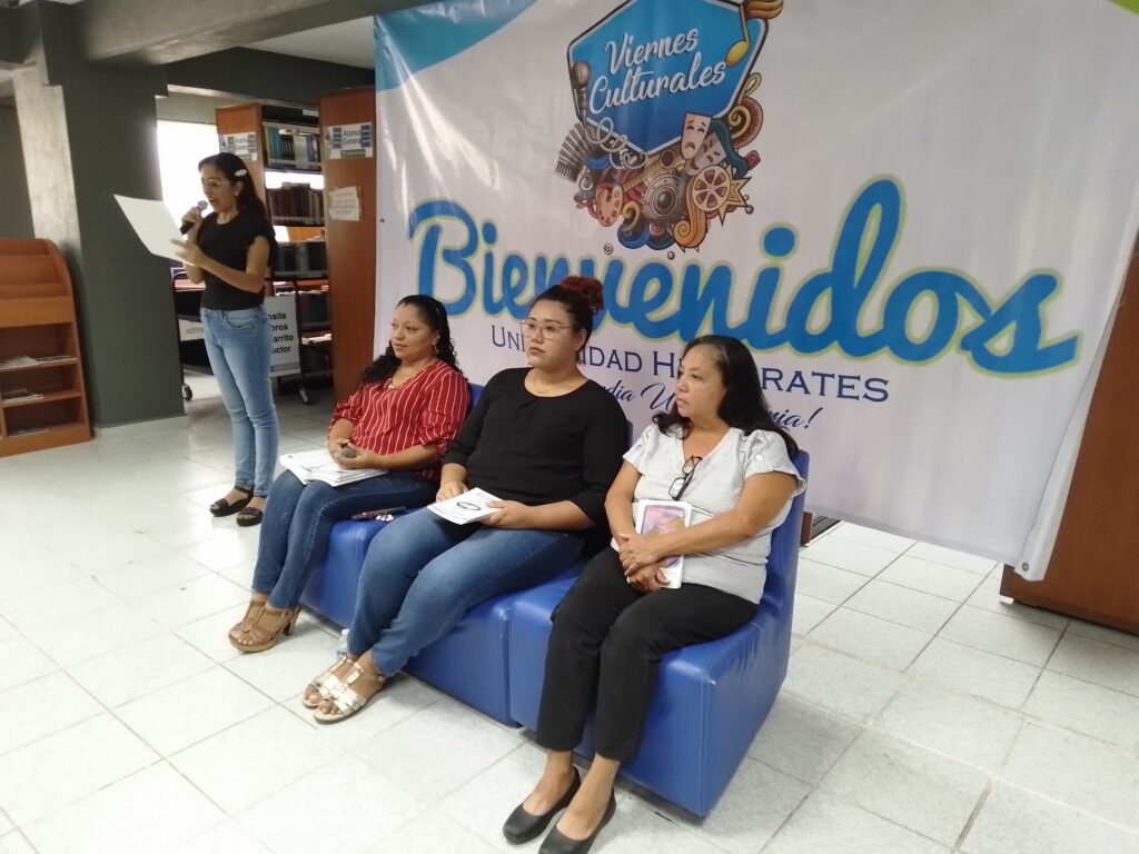 Presentación de la Microeditorial “3 Hojas” en la Biblioteca de la Universidad Hipócrates