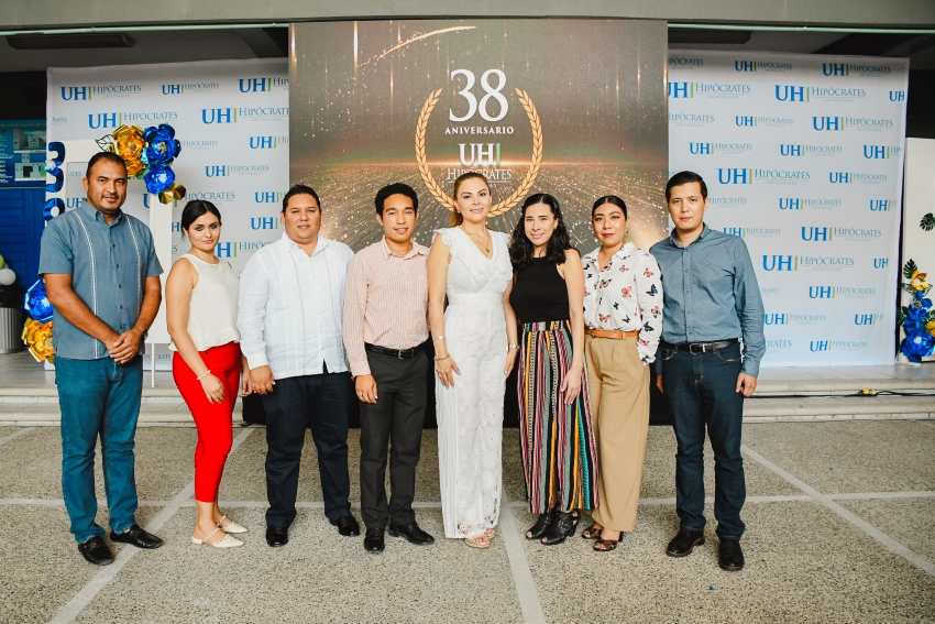 Egresados asisten al 38° aniversario de la Universidad Hipócrates.