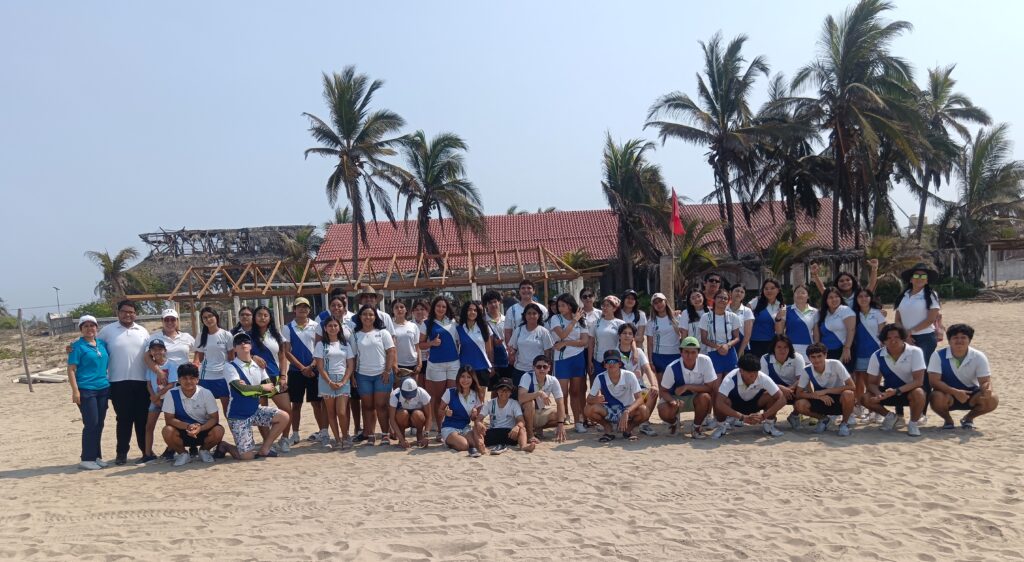 Estudiantes de Bachillerato de la Universidad Hipócrates liberan tortugas en Pie de la Cuesta.