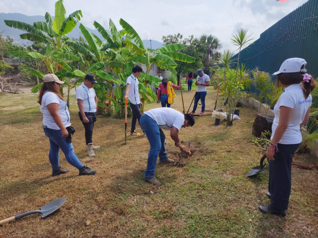 Universitarios contribuyen en la reforestación del parque Papagayo
