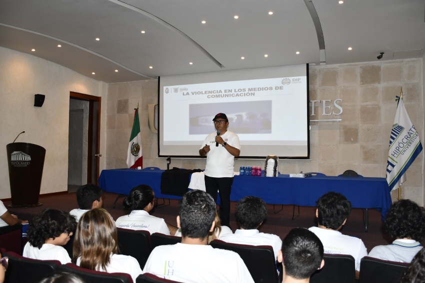 Se impartió conferencia sobre violencia en medios de comunicación en la Preparatoria Hipócrates.