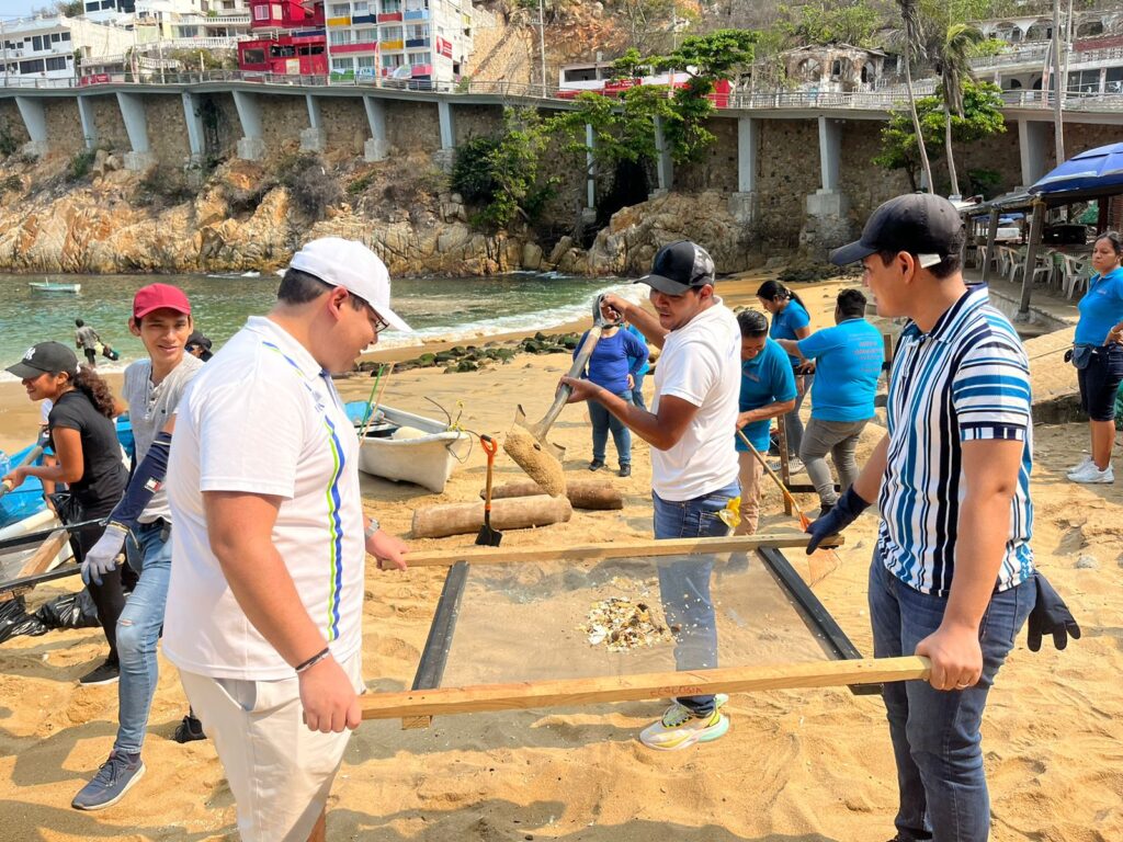 Estudiantes de la Universidad Hipócrates realizan jornada de limpieza en Playa “Angosta”.
