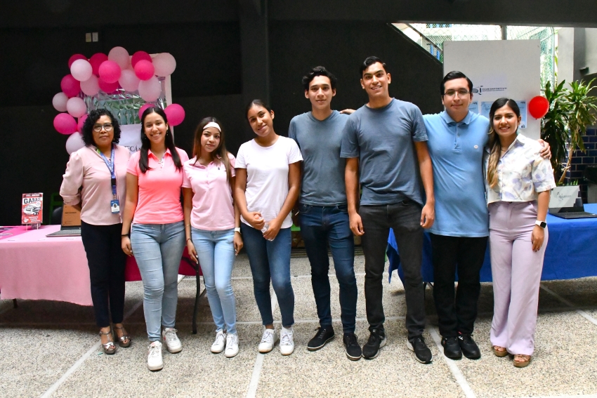 Estudiantes de Contaduría y Administración empresarial presentando proyectos