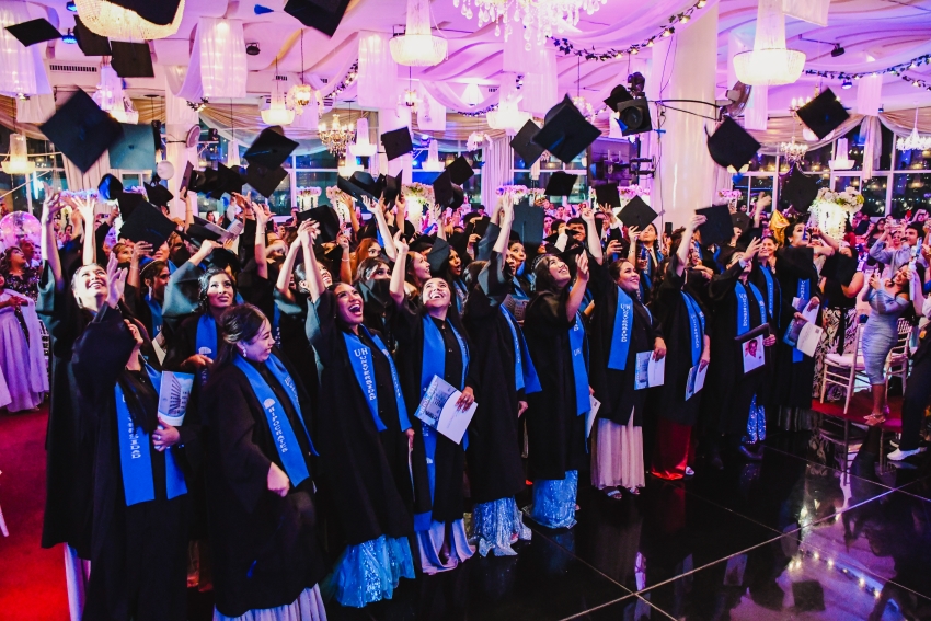 Clausura de egresados en la Universidad Hipócrates