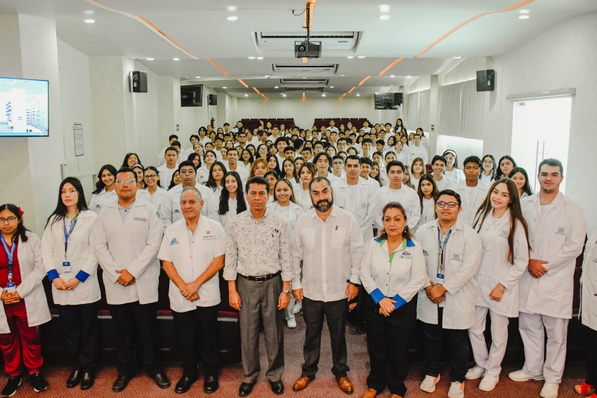 Colocación de batas a estudiantes de nuevo ingreso de la licenciatura a Médico Cirujano