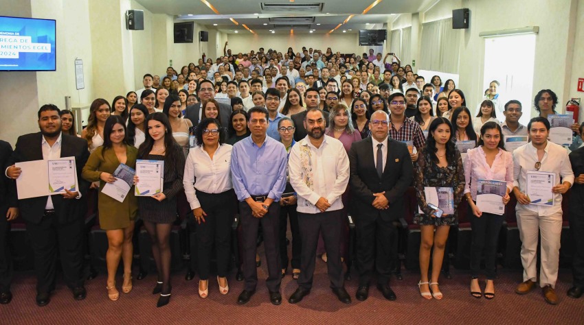 Reconocimiento de estudiantes por sus resultados sobresalientes en el examen EGEL