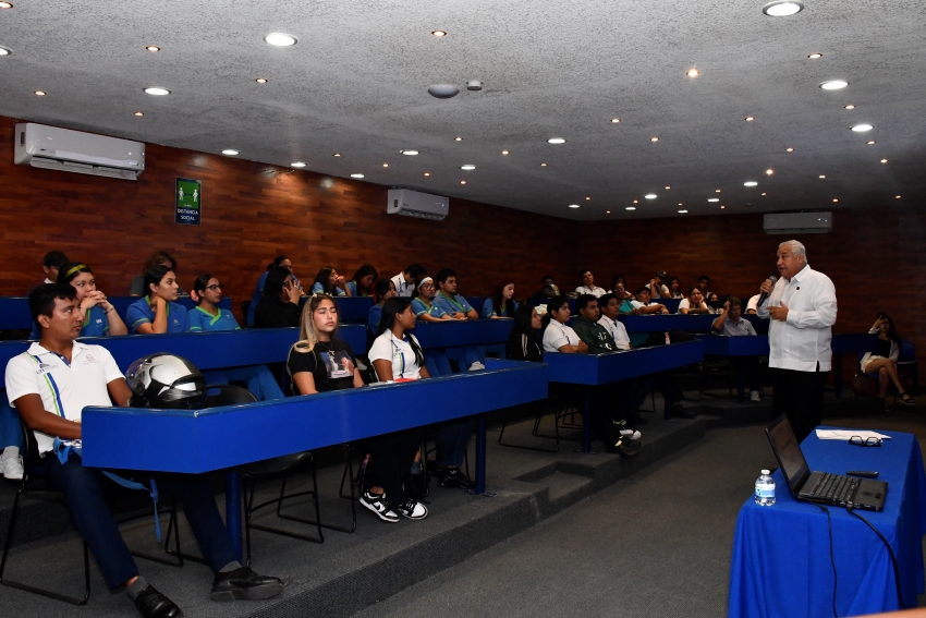 Conferencia de vida empresarial en Universidad Hipócrates