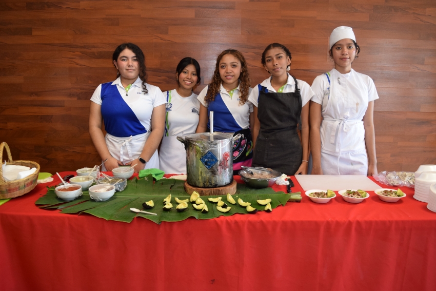 Festiva gastronómico en preparatoria Hipócrates