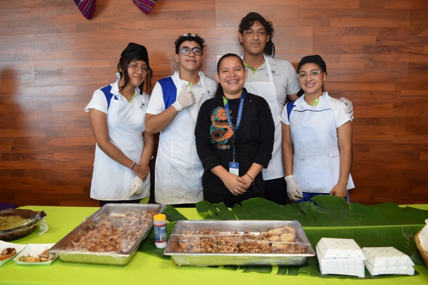 Festiva gastronómico en preparatoria Hipócrates
