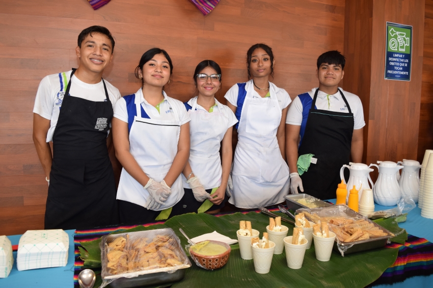 Festiva gastronómico en preparatoria Hipócrates