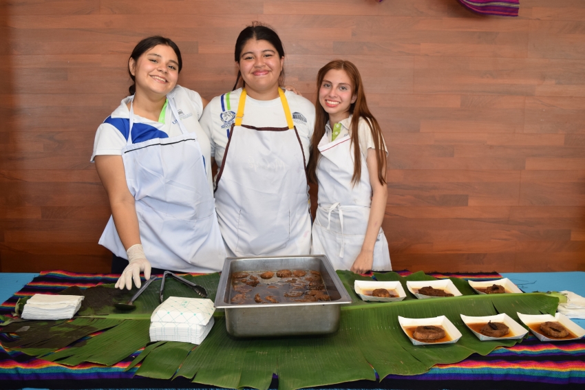 Festiva gastronómico en preparatoria Hipócrates