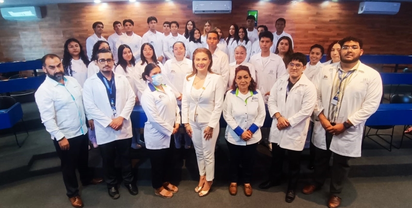 Colocación de batas de la licenciatura en médico