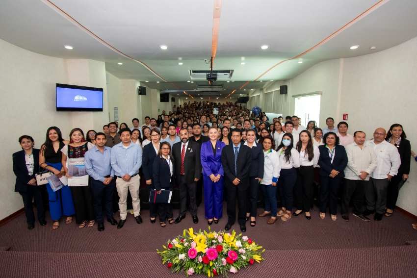Celebración de ceremonia en la entrega de títulos, diplomas y grados académicos.