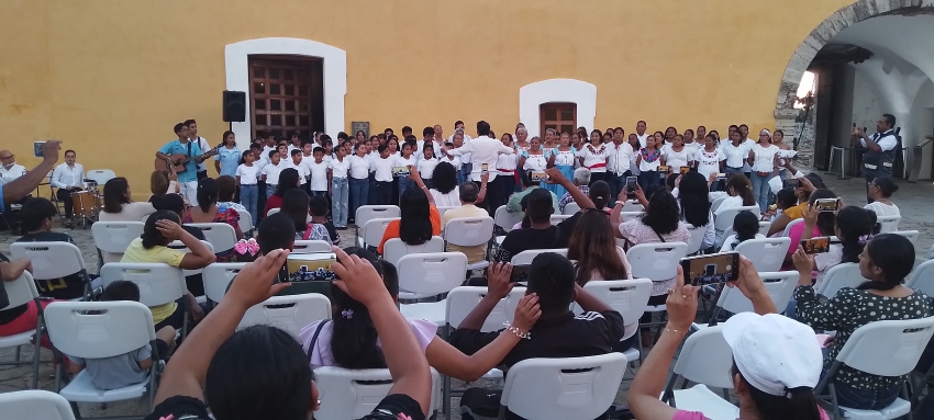 Músicos de la Universidad Hipócrates participan en el evento cultural del museo Histórico de Acapulco